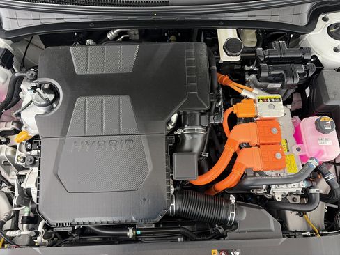 Certified 2025 Hyundai Elantra SEL FWD image 11