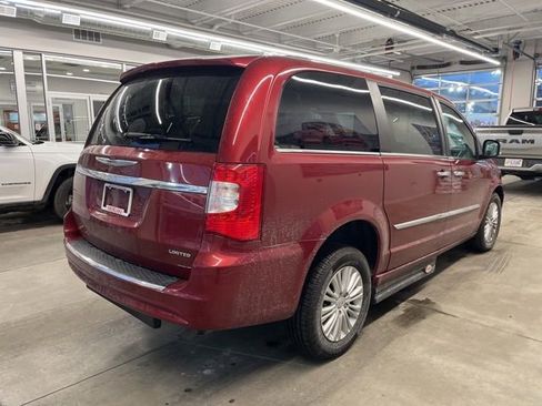 Used 2014 Chrysler Town & Country Limited w/ Luxury Group image 4