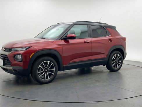 Used 2025 Chevrolet TrailBlazer LT image 3