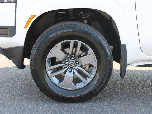 Used 2025 Nissan Frontier SV AWD/4WD image 17