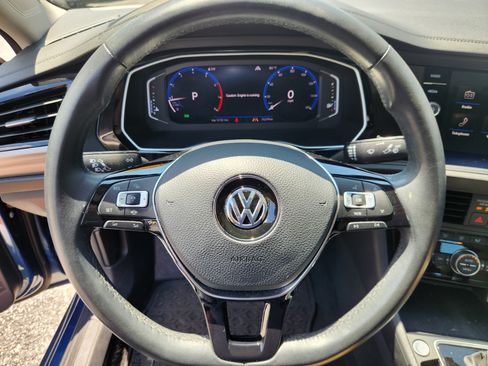 Used 2019 Volkswagen Jetta SEL w/ Cold Weather Package FWD image 9