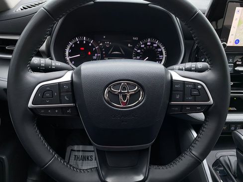 Used 2023 Toyota Highlander XLE image 21