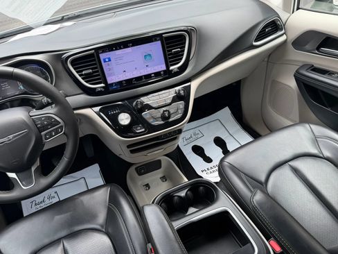 Used 2023 Chrysler Pacifica Touring-L FWD image 19