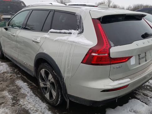 Used 2020 Volvo V60 T5 Cross Country image 3
