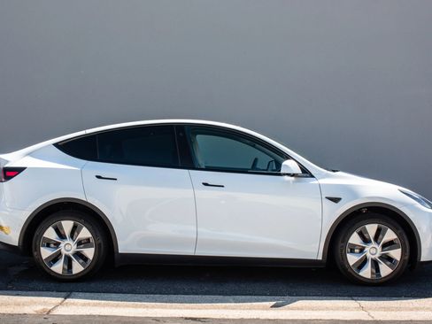 Used 2021 Tesla Model Y Long Range image 7