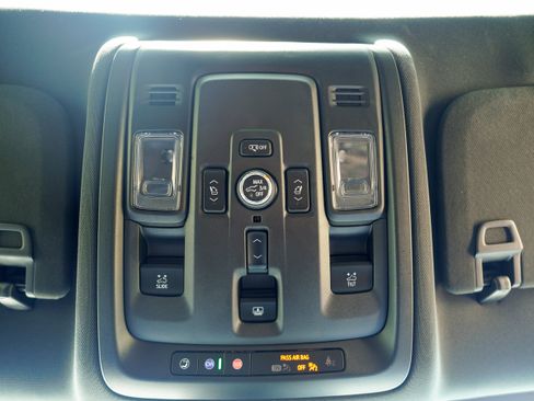Used 2025 Chevrolet Suburban RST AWD/4WD image 31