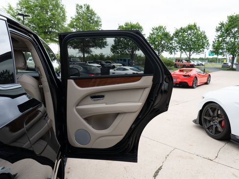 Used 2022 Bentley Bentayga AWD/4WD image 18