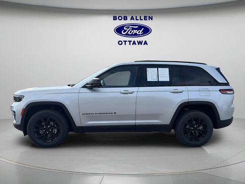 Used 2025 Jeep Grand Cherokee Altitude image 10