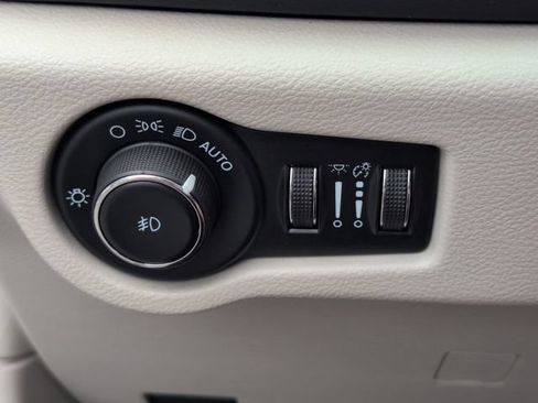 Used 2023 Chrysler Pacifica Touring-L FWD image 19