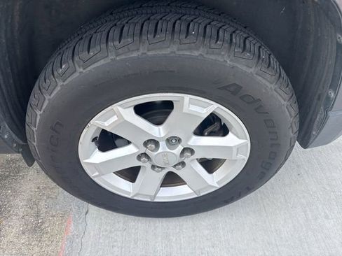 Used 2015 GMC Acadia SLE image 12