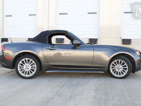 Used 2017 FIAT 124 Spider Classica image 27