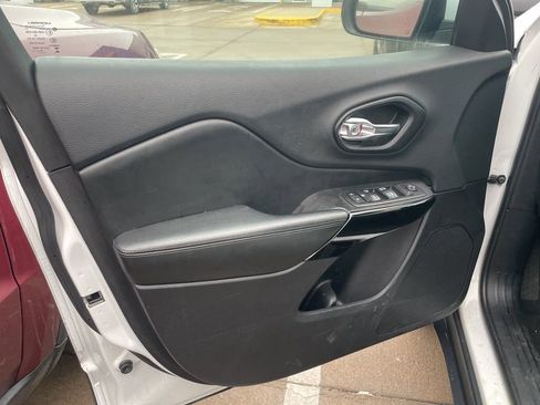 Used 2019 Jeep Cherokee Latitude Plus image 8