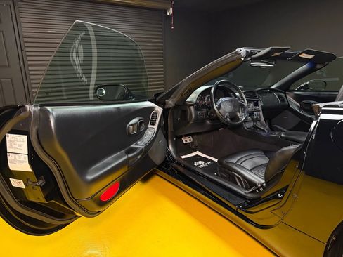 Used 2004 Chevrolet Corvette Convertible w/ Preferred Equipment Group image 21