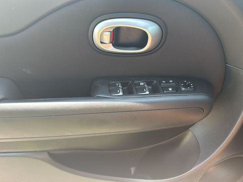 Used 2017 Kia Soul FWD image 16