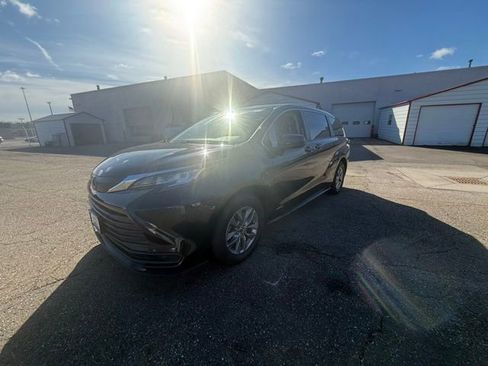 Used 2021 Toyota Sienna LE image 2