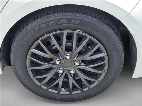 Used 2021 Toyota Corolla LE FWD image 5