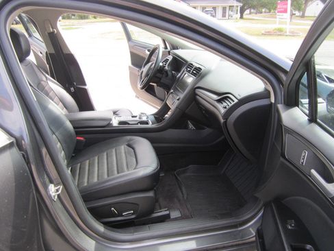 Used 2018 Ford Fusion SE w/ Equipment Group 201A FWD image 8