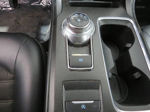 Used 2018 Ford Fusion SE w/ Equipment Group 201A FWD image 19