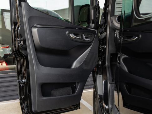 Used 2024 Mercedes-Benz Sprinter 2500 image 18