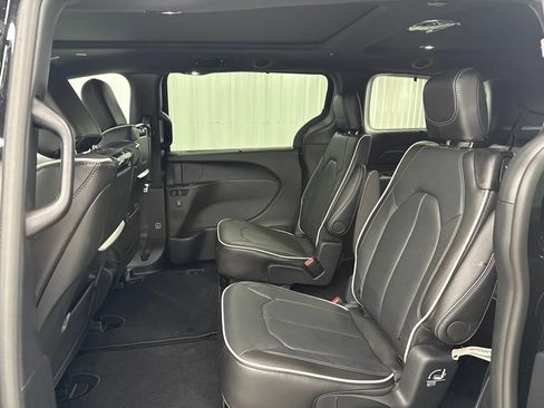Used 2026 Chrysler Pacifica Limited w/ Uconnect Theater Family Group FWD image 10