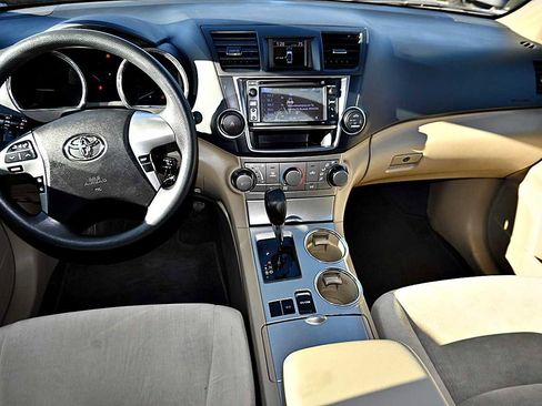 Used 2013 Toyota Highlander FWD image 10