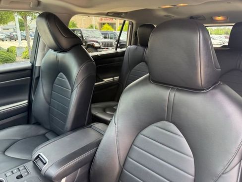 Used 2023 Toyota Highlander XLE FWD image 12