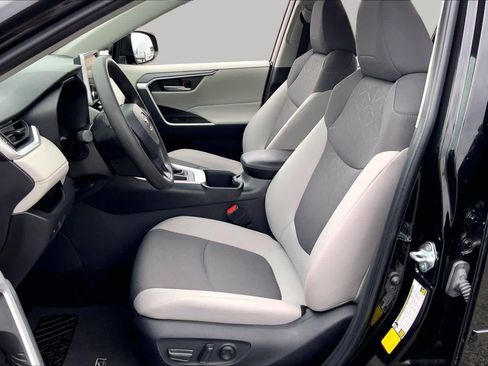 Used 2025 Toyota RAV4 XLE FWD image 8