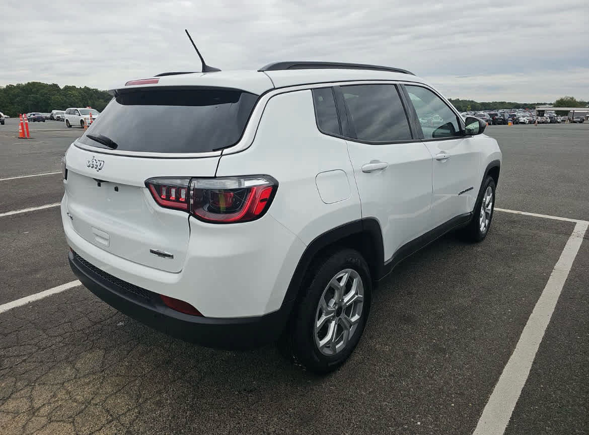 Used 2025 Jeep Compass Latitude AWD/4WD image 2