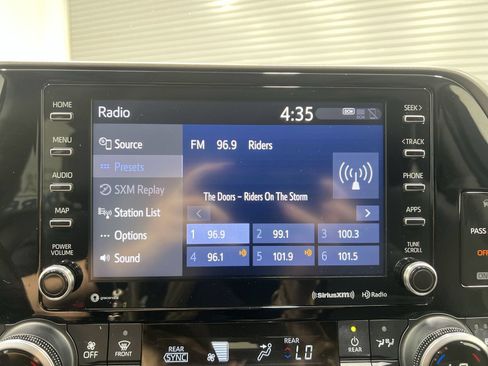 Used 2021 Toyota Highlander XLE AWD/4WD image 16