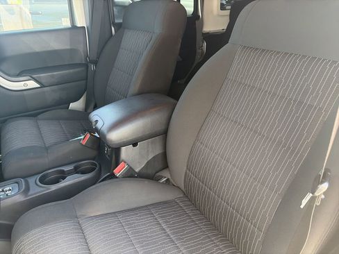 Used 2012 Jeep Wrangler Unlimited Rubicon w/ Connectivity Group AWD/4WD image 11