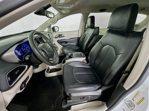 Used 2023 Chrysler Pacifica Touring-L FWD image 13