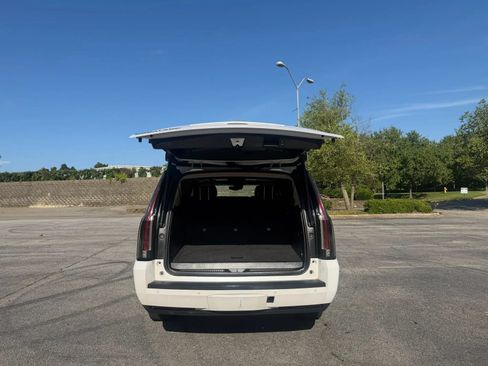 Used 2016 Cadillac Escalade ESV Luxury AWD/4WD image 14