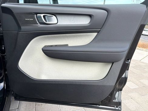Used 2025 Volvo XC40 B5 Ultra AWD/4WD image 25