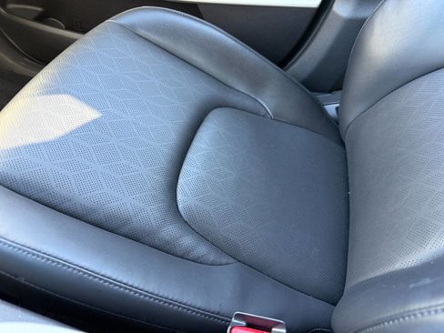 Used 2024 Kia Carnival LX image 36