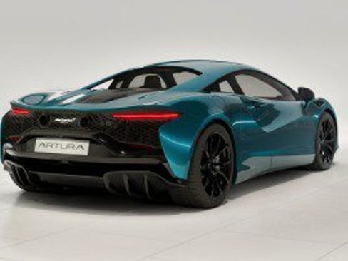Used 2024 McLaren Artura image 3