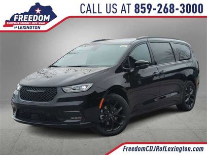 New 2026 Chrysler Pacifica Select w/ S Appearance Package