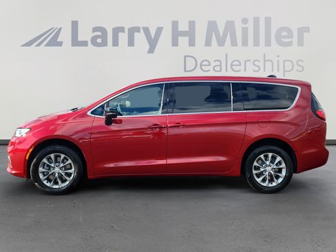 New 2026 Chrysler Pacifica Select image 3