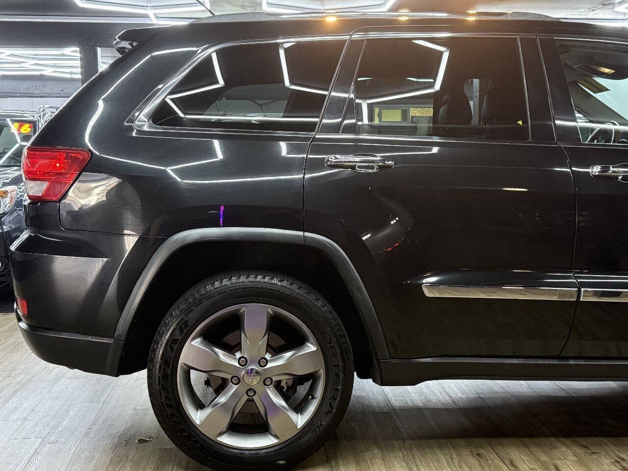 Used 2011 Jeep Grand Cherokee Overland AWD/4WD image 16