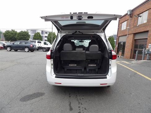 Used 2016 Toyota Sienna XLE image 9