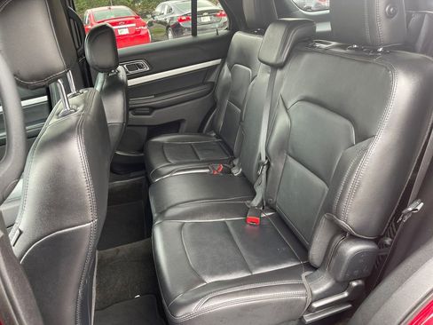 Used 2017 Ford Explorer XLT w/ Equipment Group 202A AWD/4WD image 16