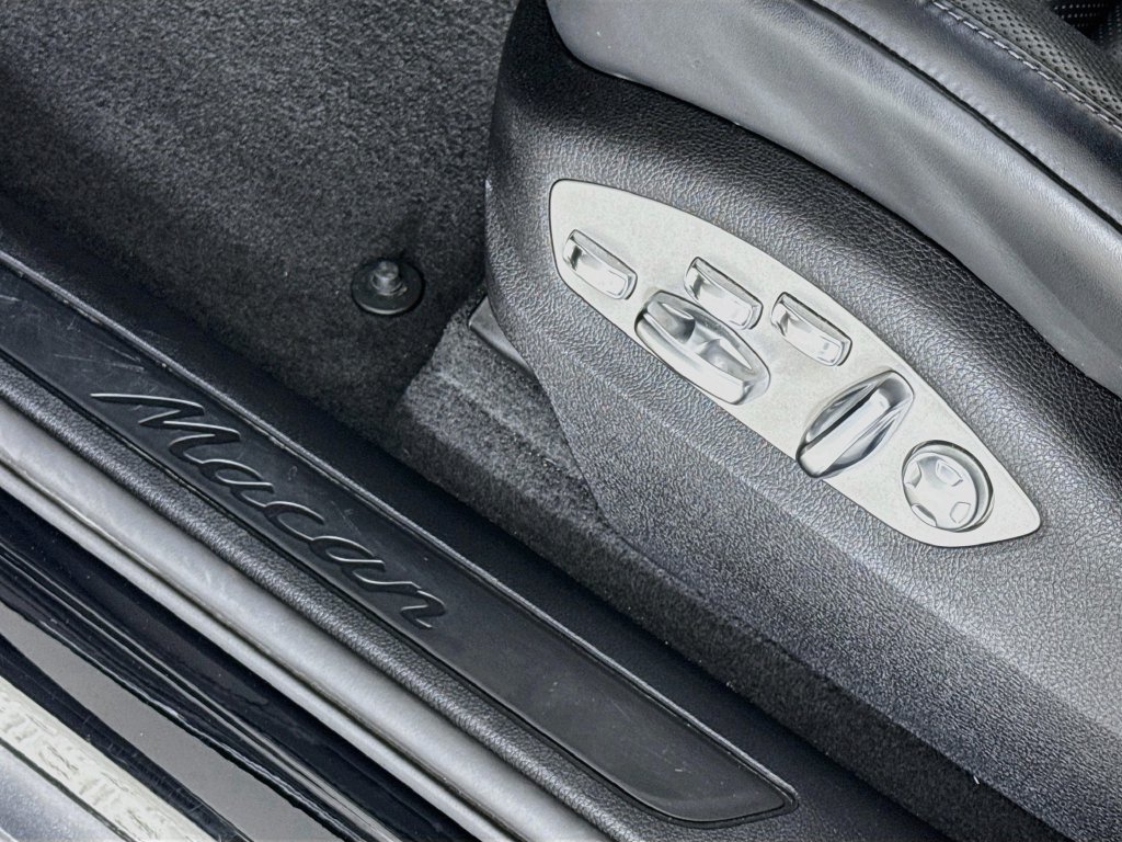 Certified 2024 Porsche Macan AWD/4WD image 23