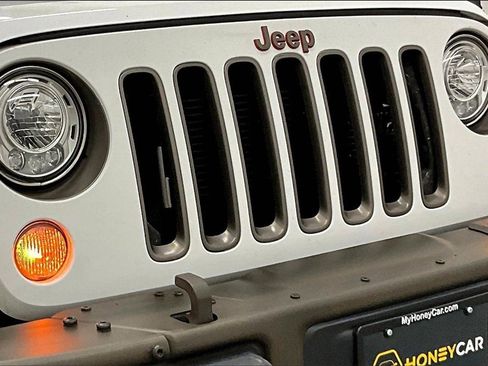 Used 2017 Jeep Wrangler Unlimited Sahara image 31