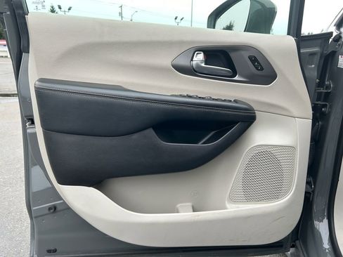 Used 2022 Chrysler Pacifica Touring-L image 22