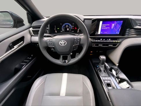 Used 2025 Toyota Camry SE w/ Convenience Package FWD image 6
