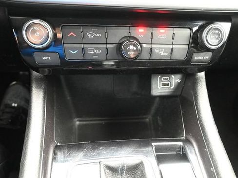 Used 2022 Jeep Compass Latitude FWD image 38