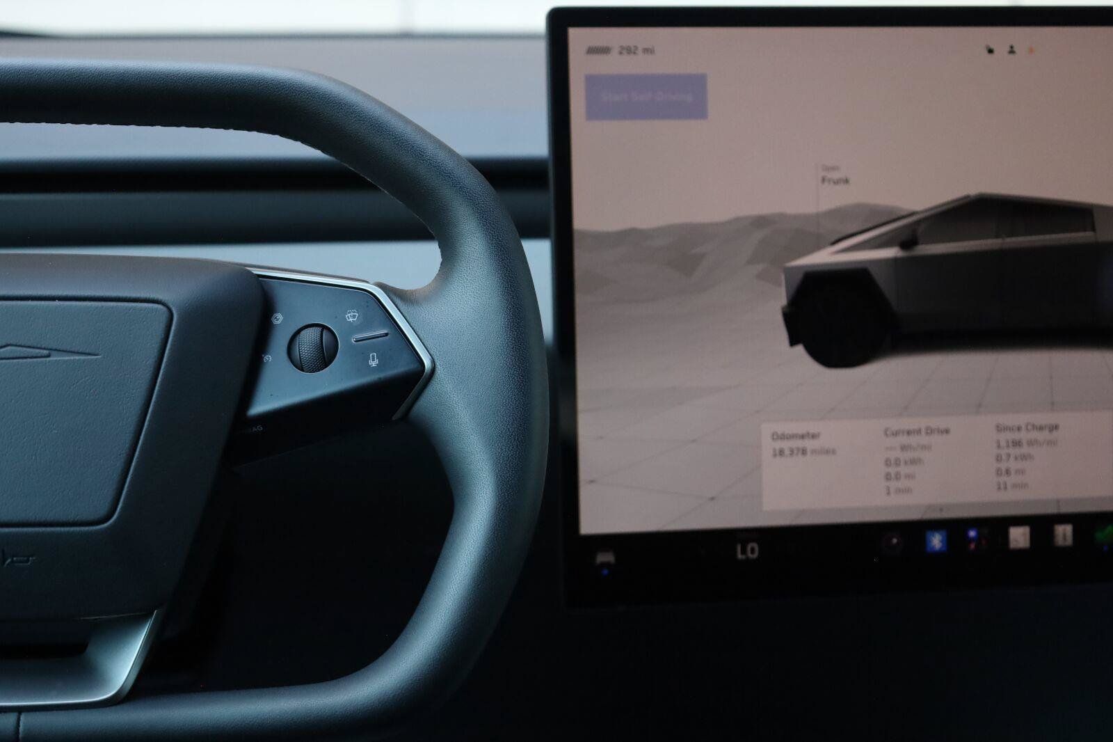 Used 2025 Tesla Cybertruck 2WD Crew Cab image 34