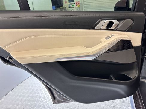 Used 2021 BMW X7 M50i w/ Dynamic Handling Package image 31