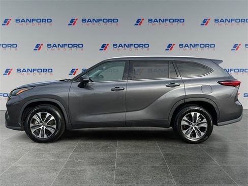 Used 2022 Toyota Highlander XLE image 2