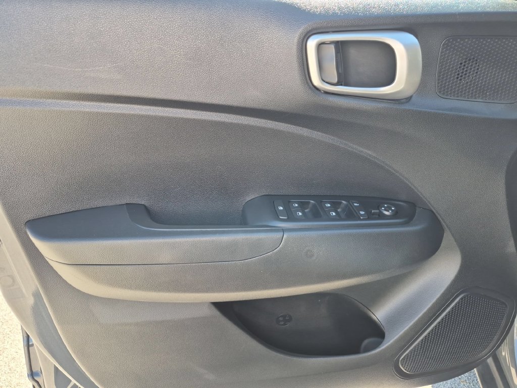 Used 2025 Hyundai Venue SEL FWD image 11
