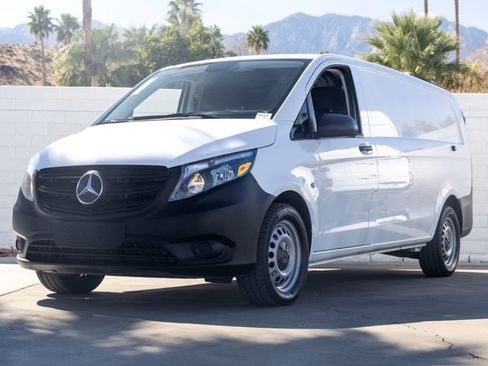 Used 2022 Mercedes-Benz Metris image 1